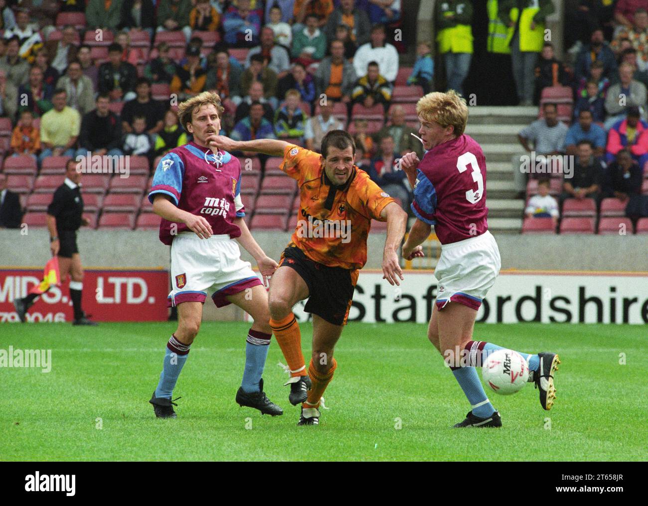 WOLVES V ASTON VILLA AT MOLINEUX 9/8/92 Steve Bull goes between Kevin Richardson and Steve Staunton Stock Photo