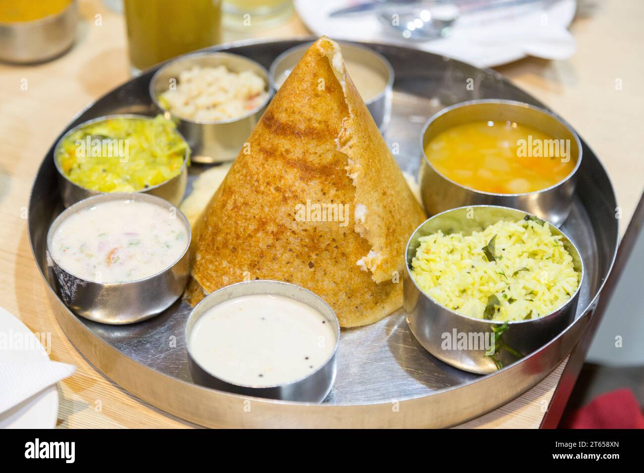 Udupi Special Thali mit Reis, Curry, Gemüse, Sambhar, Rasam Raitha, Papadom, Pickle, Curd, Sweet und Eis, Agra, Uttar Pradesh, Indien Stock Photo