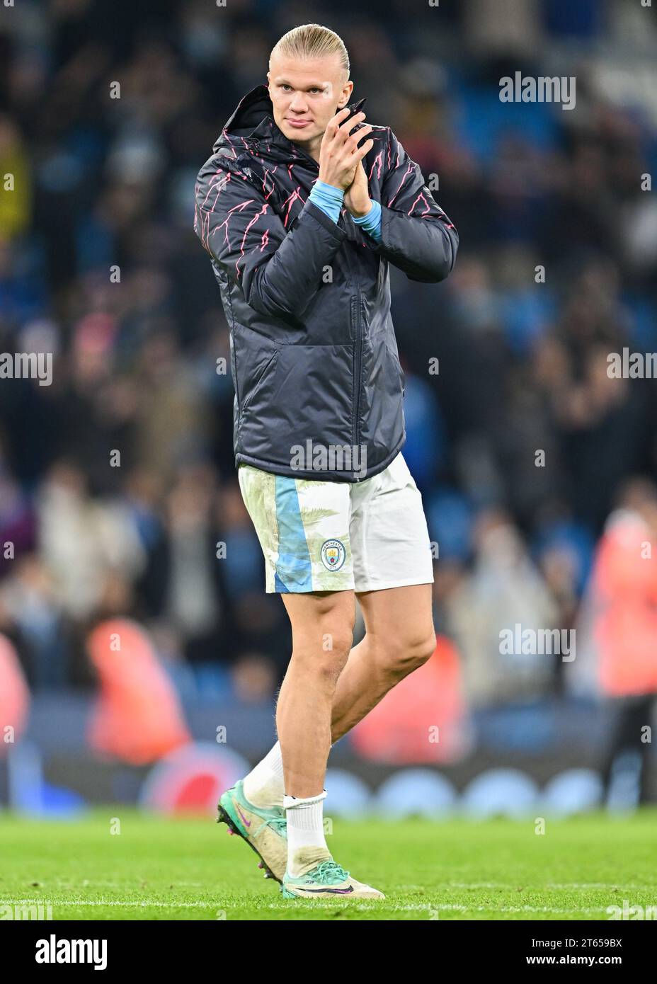 Manchester, UK. 7th November, 2023. Erling Håland #9 of Manchester City claps fans at full time, during the UEFA Champions League, Match Day Four Group G match at the The City of Manchester Stadium/Etihad Stadium, Manchester, England. (Credit Image: ©Cody Froggatt/Alamy Live News) Stock Photo