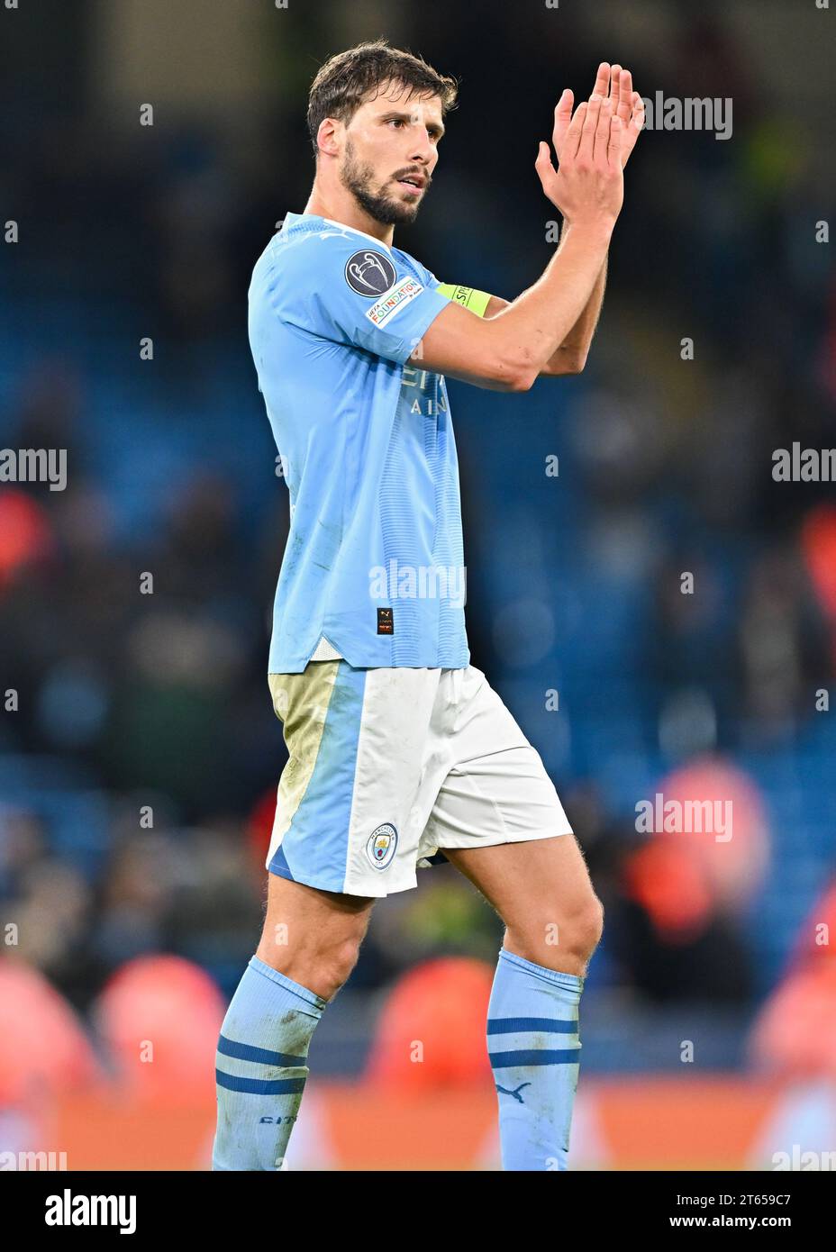Manchester, UK. 7th November, 2023. Rúben Dias #3 of Manchester City claps fans at full time, during the UEFA Champions League, Match Day Four Group G match at the The City of Manchester Stadium/Etihad Stadium, Manchester, England. (Credit Image: ©Cody Froggatt/Alamy Live News) Stock Photo