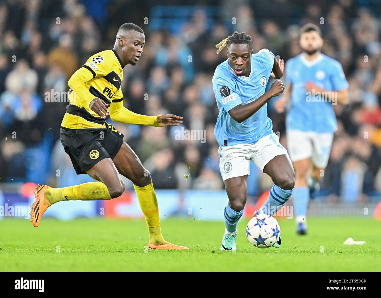 Manchester, UK. 7th November, 2023. Jérémy Doku #11 of Manchester City drives the ball forward, during the UEFA Champions League, Match Day Four Group G match at the The City of Manchester Stadium/Etihad Stadium, Manchester, England. (Credit Image: ©Cody Froggatt/Alamy Live News) Stock Photo