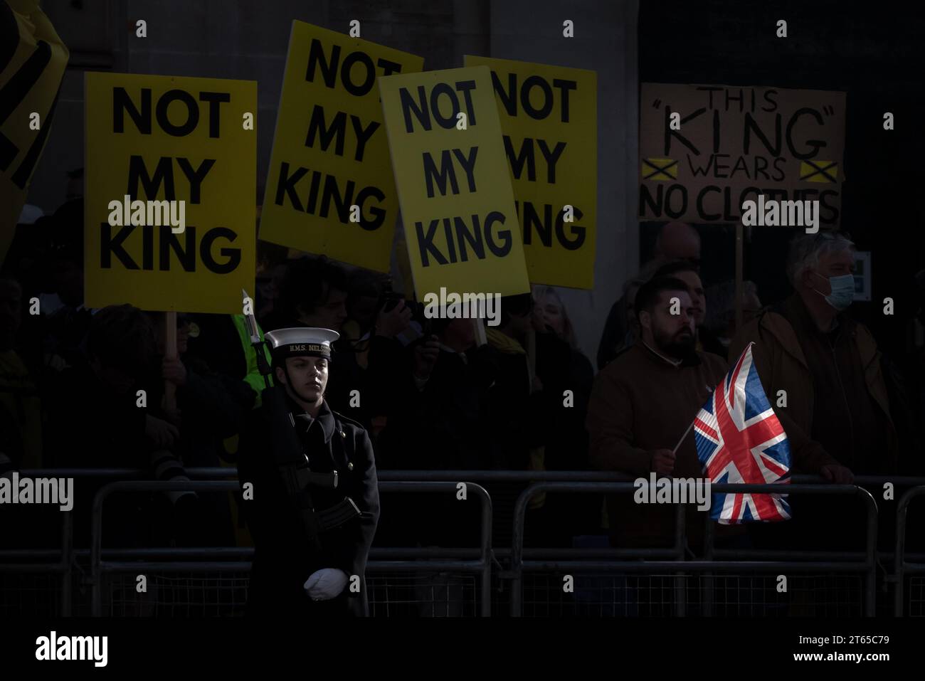 London, UK. 7th November 2023. A lone Royalist with British Union flag stands near anti-monarchists from Republic group who are campaigning for the abolition of the monarchy in Westminster during the State Opening of Parliament. The King's ceremony speech will outline Government policies, priorities and planned laws for the year ahead. It is likely to be the last Charles gives before the next General Election. Credit: Guy Corbishley/Alamy Live News Stock Photo