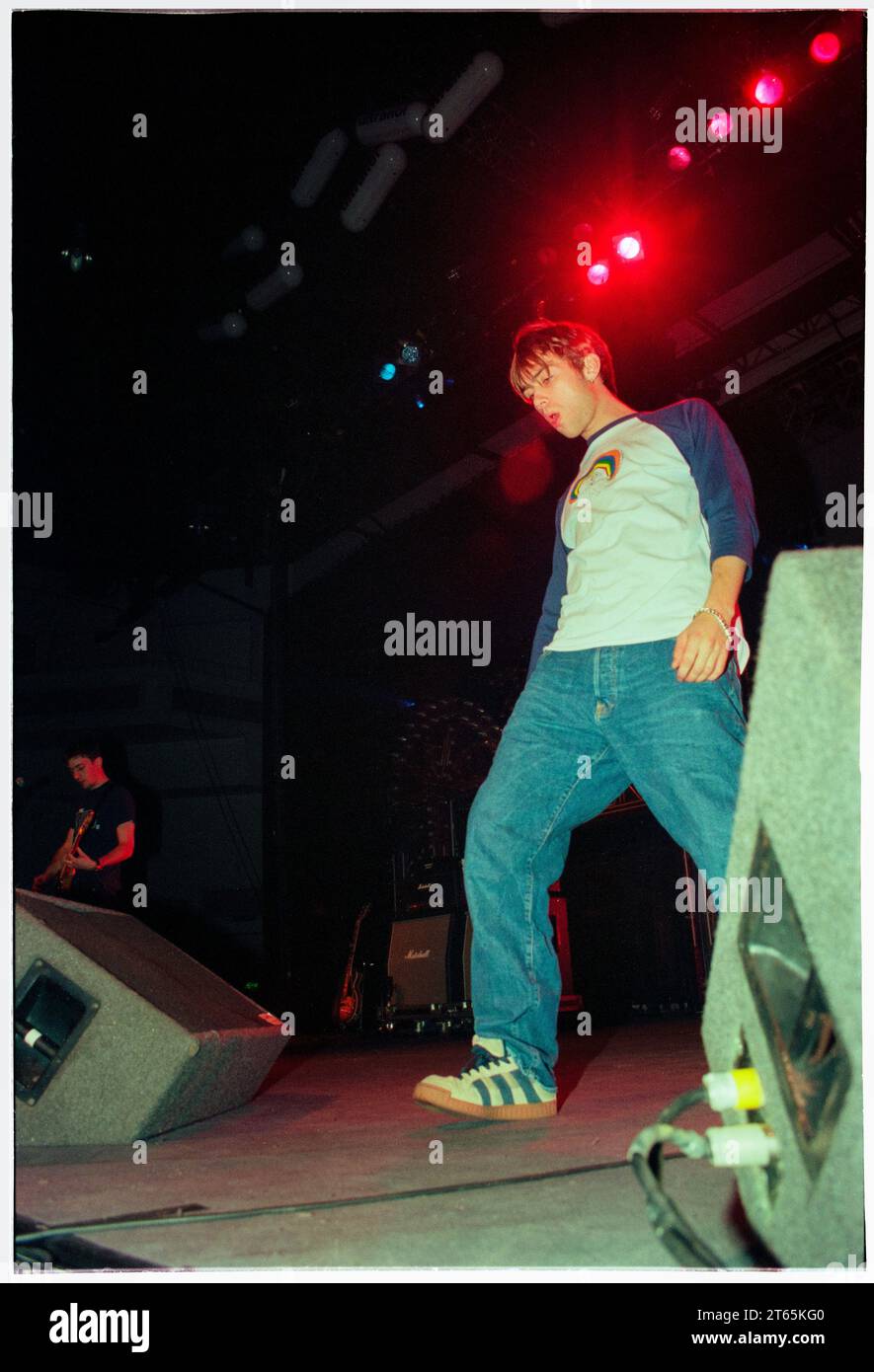 DAMON ALBARN, BLUR, 1995: Damon Alban the singer of Blur at the very height of Britpop mania just after Country House beat Oasis to the top of the charts on the Great Escape Tour at Cardiff International Arena in Cardiff,  Wales, UK on 5 December 1995. Photo: Rob Watkins Stock Photo