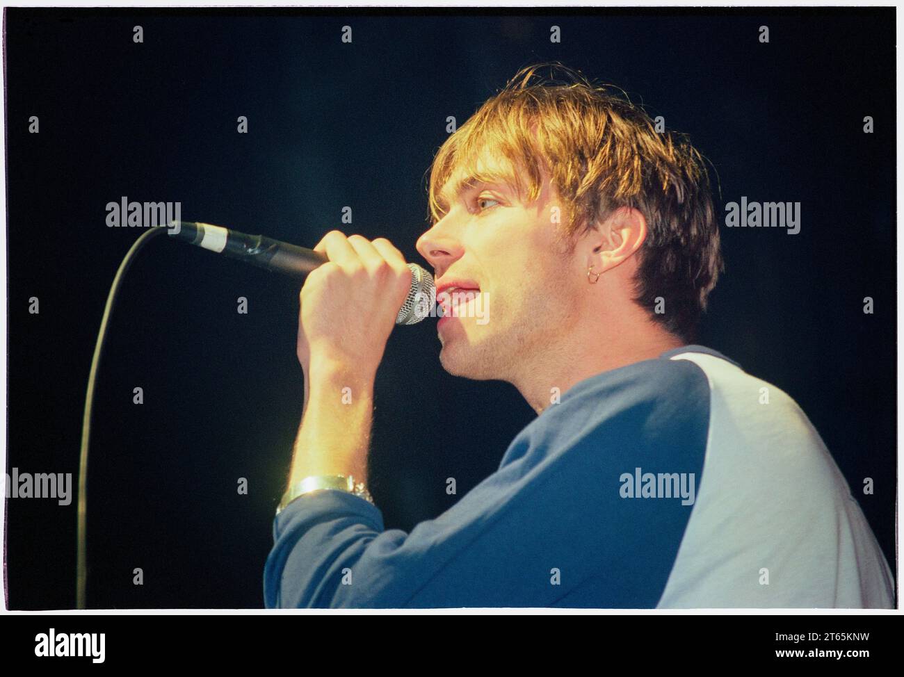 DAMON ALBARN, BLUR, 1995: Damon Alban the singer of Blur at the very height of Britpop mania just after Country House beat Oasis to the top of the charts on the Great Escape Tour at Cardiff International Arena in Cardiff,  Wales, UK on 5 December 1995. Photo: Rob Watkins Stock Photo