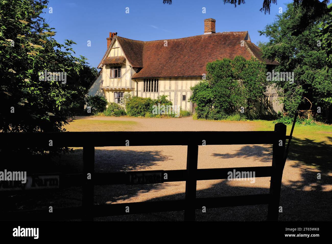 Valley Farm with half timbered house and entrance gate in Flatford  village, John Constable Country, Dedham Vale, Suffolk, England, UK Stock Photo