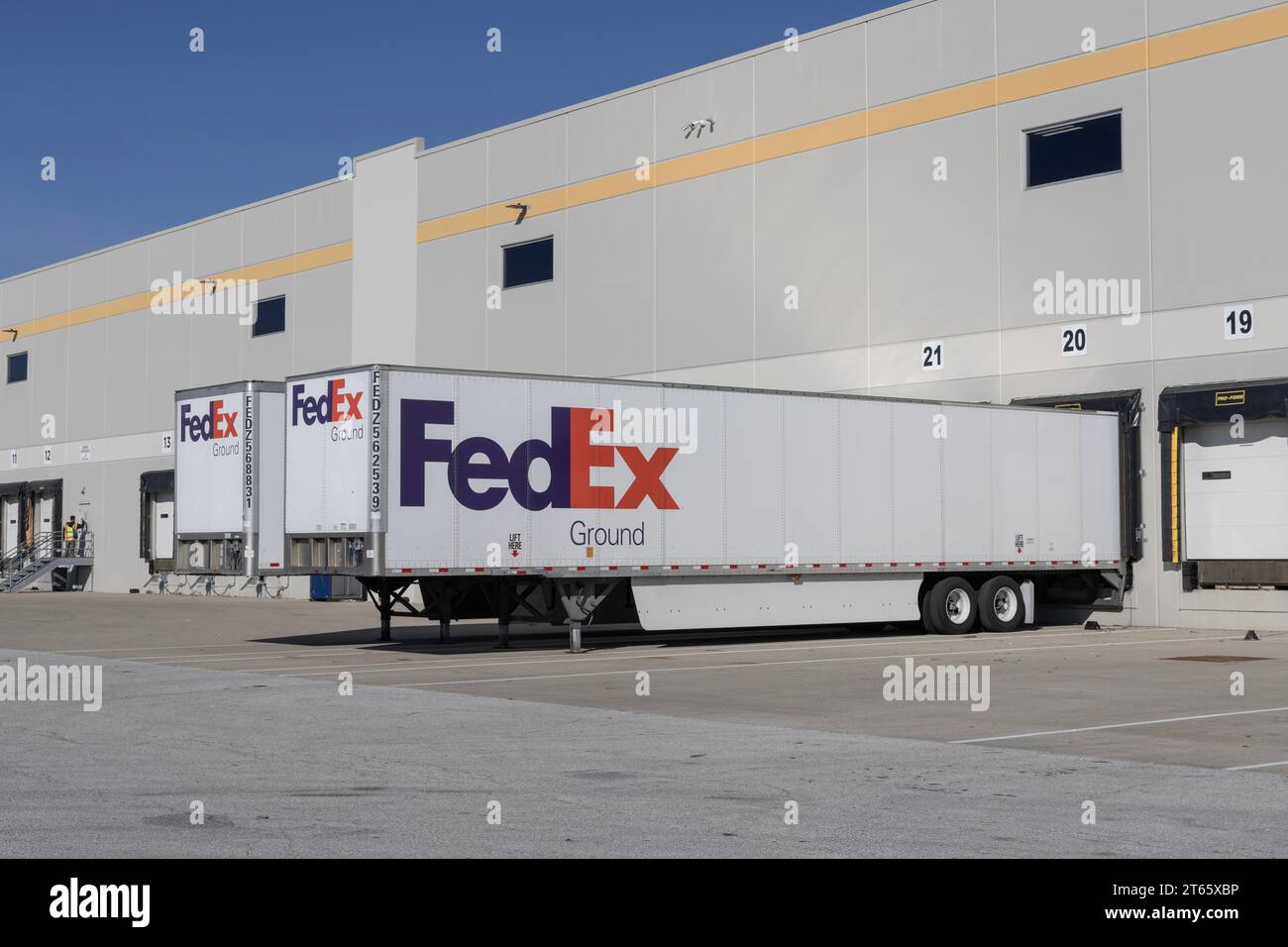 Fedex loading hires stock photography and images Alamy