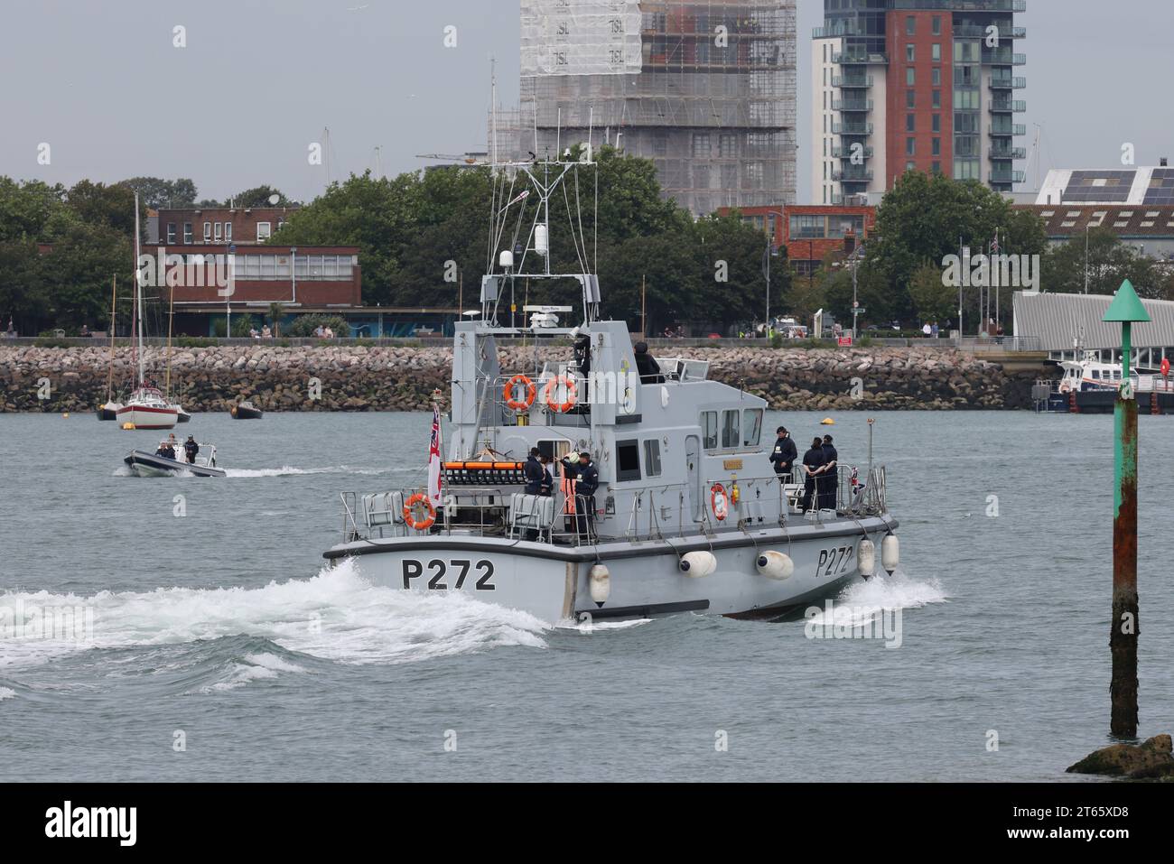 The Royal Navy Fast Training Boat HMS SMITER (P272) in Portsmouth harbour Stock Photo