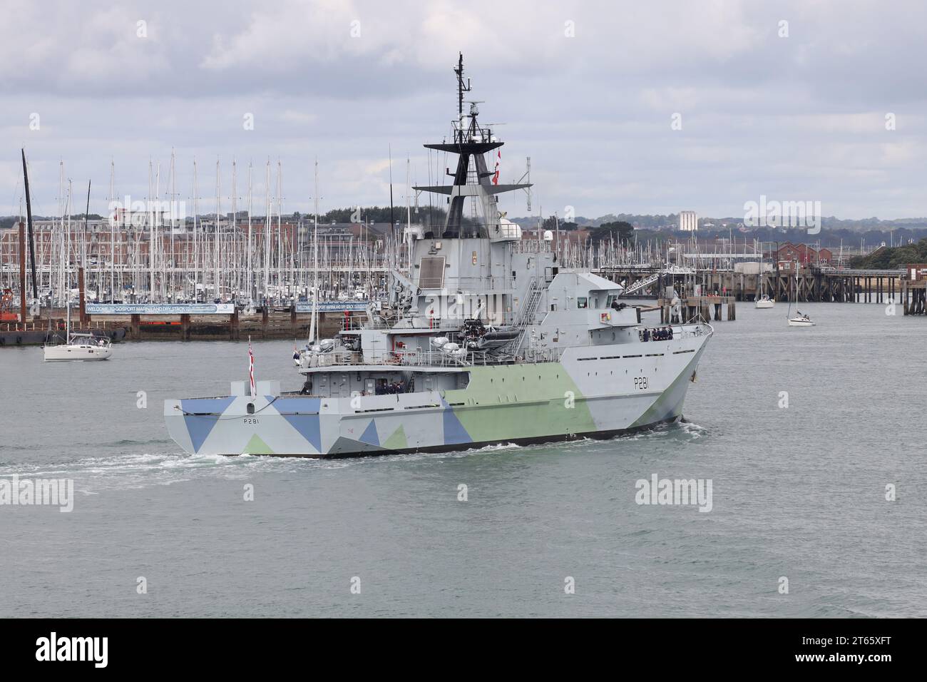 The Royal Navy River class offshore patrol vessel HMS TYNE (P281) heading towards a berth in the Naval Base Stock Photo