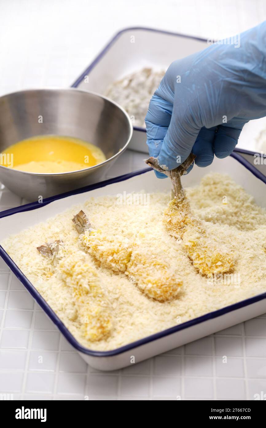 How to make Ebi fry (Japanese fried shrimp): Adding bread crumbs to the