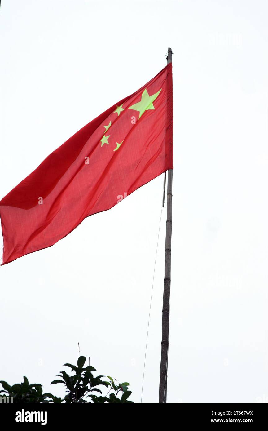 龙胜镇 (龙胜县) 中國 Longsheng, Longji Ping'an Zhuang China; The Chinese flag flies from a bamboo flagpole; Die chinesische Flagge weht auf einer Bambusstange Stock Photo