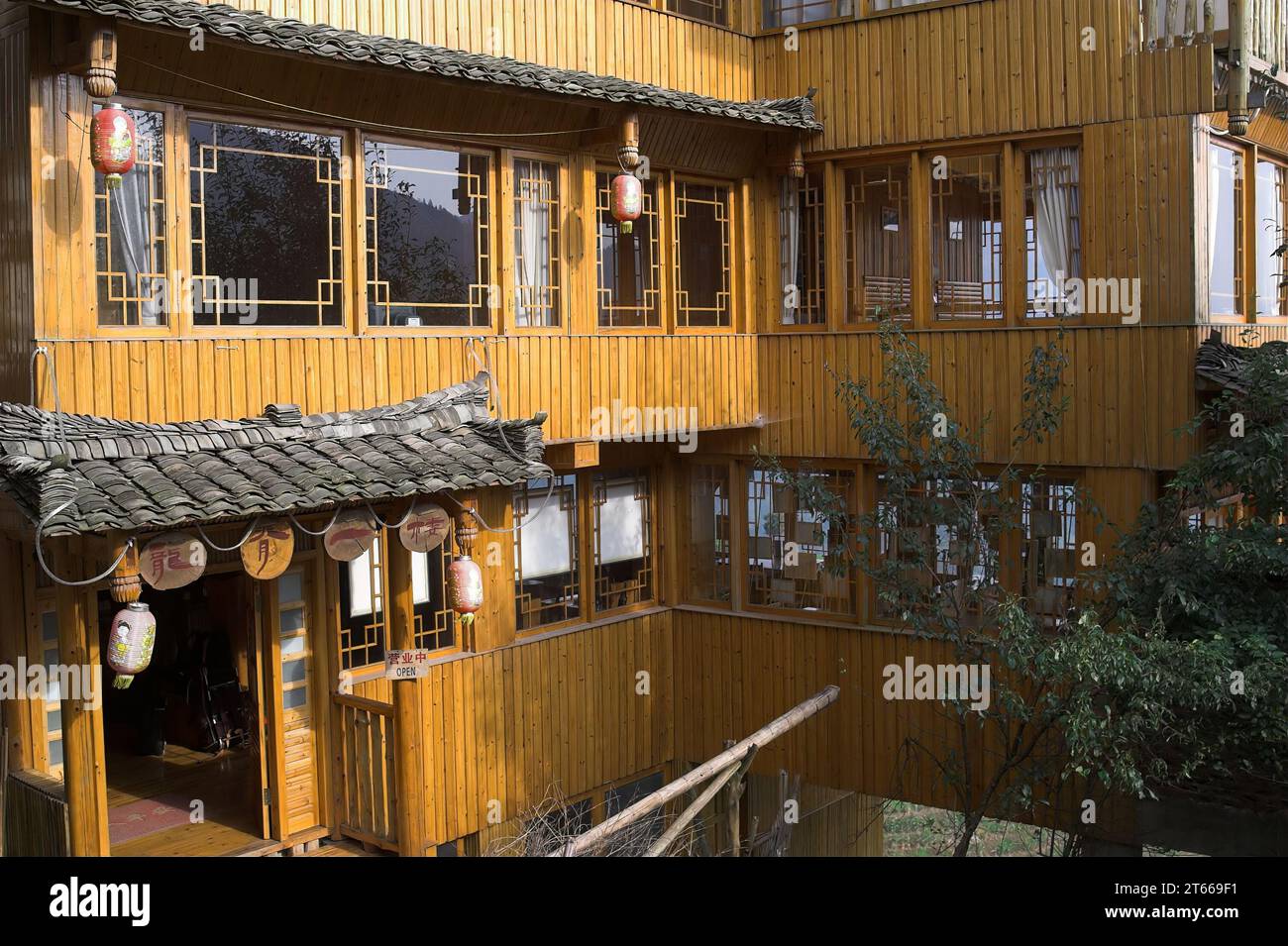 龙胜镇 (龙胜县) 中國 Longsheng, Longji Ping'an Zhuang, China; Hotel in a Chinese tourist village; Hotel in einem chinesischen Touristendorf; Stock Photo