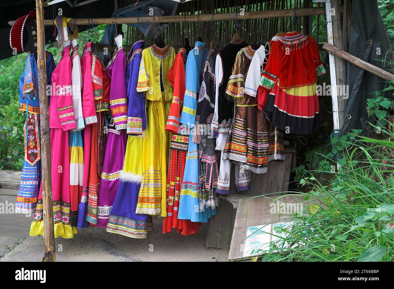 龙胜镇 (龙胜县) 中國 Longsheng, Longji Ping'an Zhuang, China; A stall selling Chinese traditional regional costumes; Stand mit chinesischen Kostümen Stock Photo