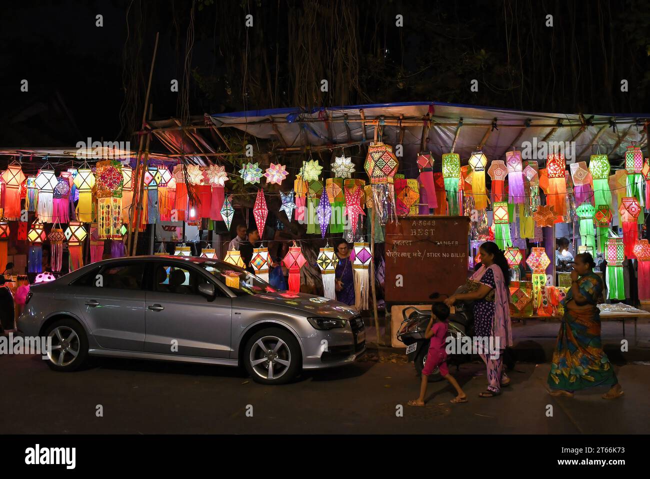 Mumbai, India. 08th Nov, 2023. A view of the street selling lanterns ahead of the Hindu festival of lights, Diwali in Mumbai. Diwali festival is celebrated by Hindus where they shop for lanterns ahead of the festival, clean their home, prepare sweets and snacks, make rangoli (traditional Indian art form where various designs are made on the floor) and light their homes with earthen lamps marking victory of light over darkness. Credit: SOPA Images Limited/Alamy Live News Stock Photo