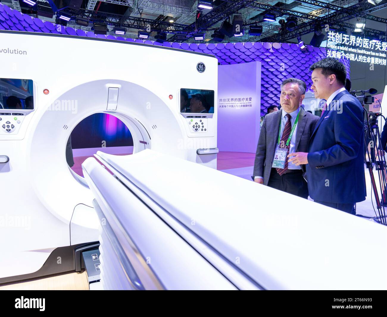 SHANGHAI, CHINA - NOVEMBER 6, 2023 - Visitors visit GE's advanced medical equipment at the Medical Devices and Healthcare exhibition area of the 6th C Stock Photo
