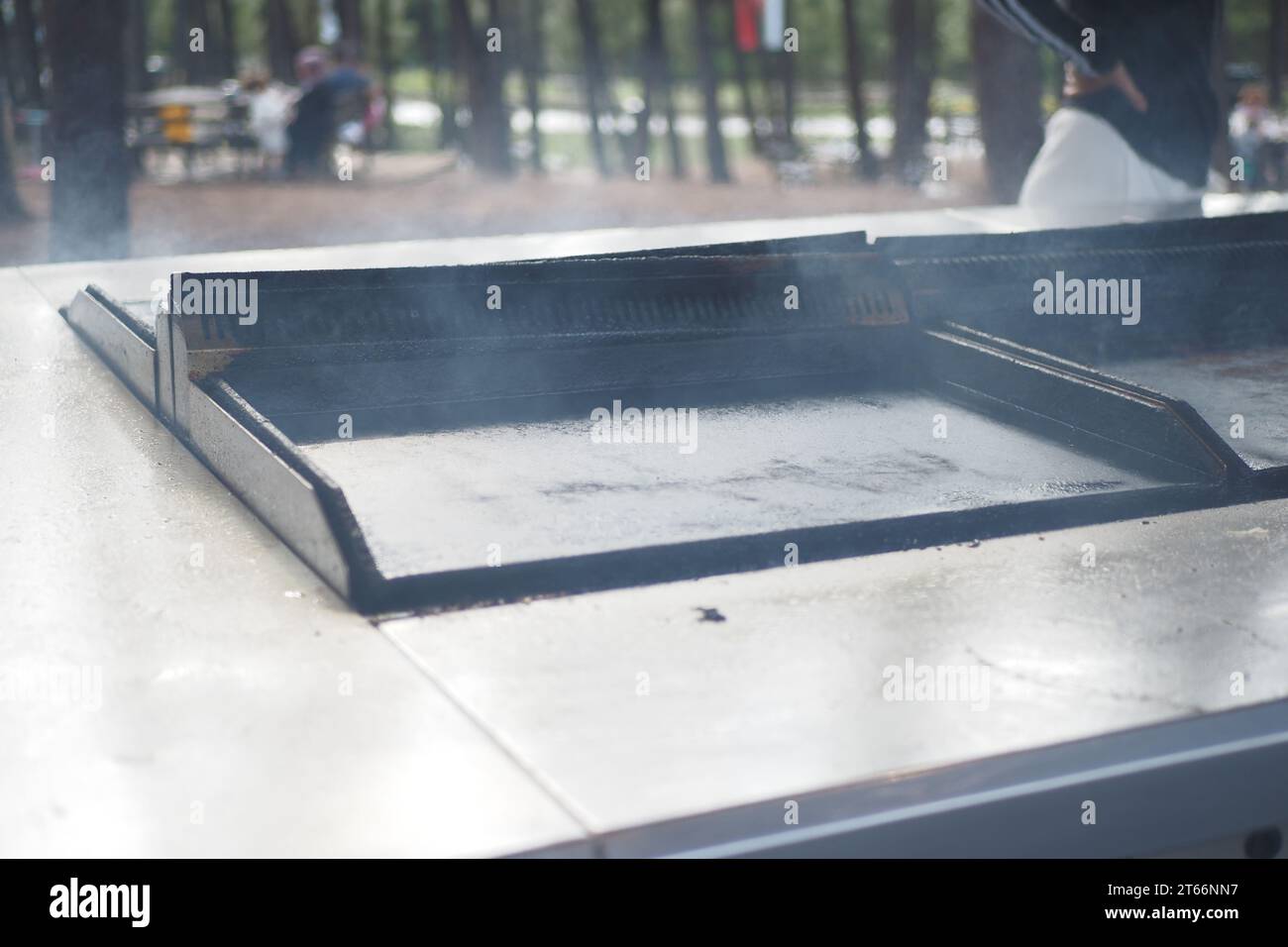 Empty grill hi-res stock photography and images - Alamy