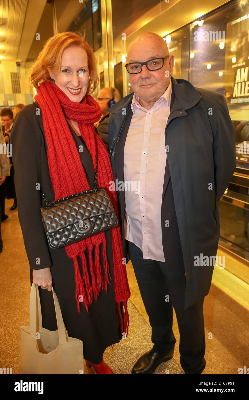 RECORD DATE NOT STATED 8.11.2023, Gartenbaukino, AM ENDE WIRD ALLES SICHTBAR Filmpremiere, Kinofilm nach dem Roman von August Schmölzer im Bild: Nicole Beutler, Wolfgang Böck, AM ENDE WIRD ALLES SICHTBAR Filmpremiere *** 8 11 2023, Gartenbaukino, AM ENDE WIRD ALLES SICHTBAR movie premiere, movie based on the novel by August Schmölzer in the picture Nicole Beutler, Wolfgang Böck, AM ENDE WIRD ALLES SICHTBAR movie premiere Stock Photo
