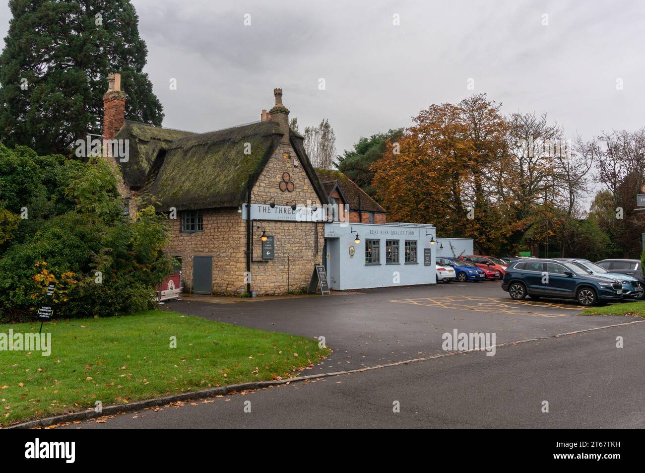 Exterior of the Three Tuns, a thatched pub in the village of Biddenham, Bedfordshire, UK; part of the Black Diamond Pub Company Stock Photo