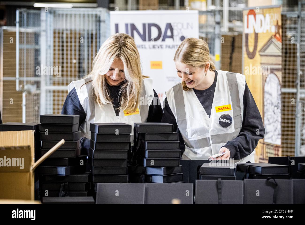 Amersfoort, Netherlands. November 9, 2023.  - TV personality Linda de Mol, together with her daughter Noa Vahle and volunteers, pack gift boxes on behalf of the LINDA.foundation at a DHL distribution center. The packages are for families who are experiencing financial difficulties. ANP ROB ENGELAAR netherlands out - belgium out/Alamy Live News Stock Photo