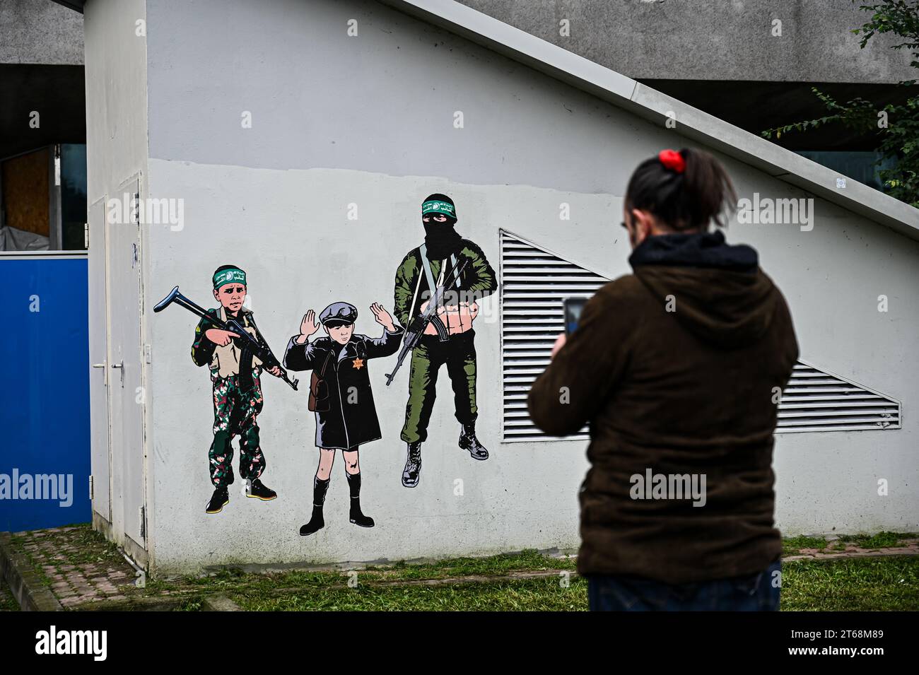 Milan, Italy. November 9, 2023. A street murales entitled “Innocence, hate and hope” by artist aleXsandro Palombo depicting a child of the Warsaw ghetto taken hostage of Hamas terrorists is seen in Milan, Italy on November 9, 2023 Credit: Piero Cruciatti/Alamy Live News Stock Photo