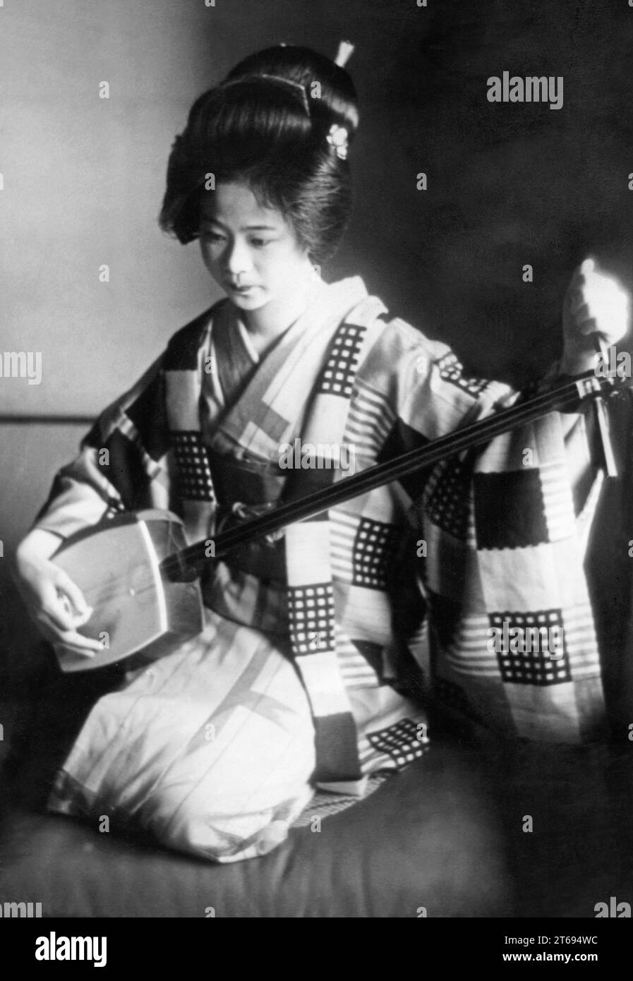 Geisha makes music in a dance school. [automated translation] Stock