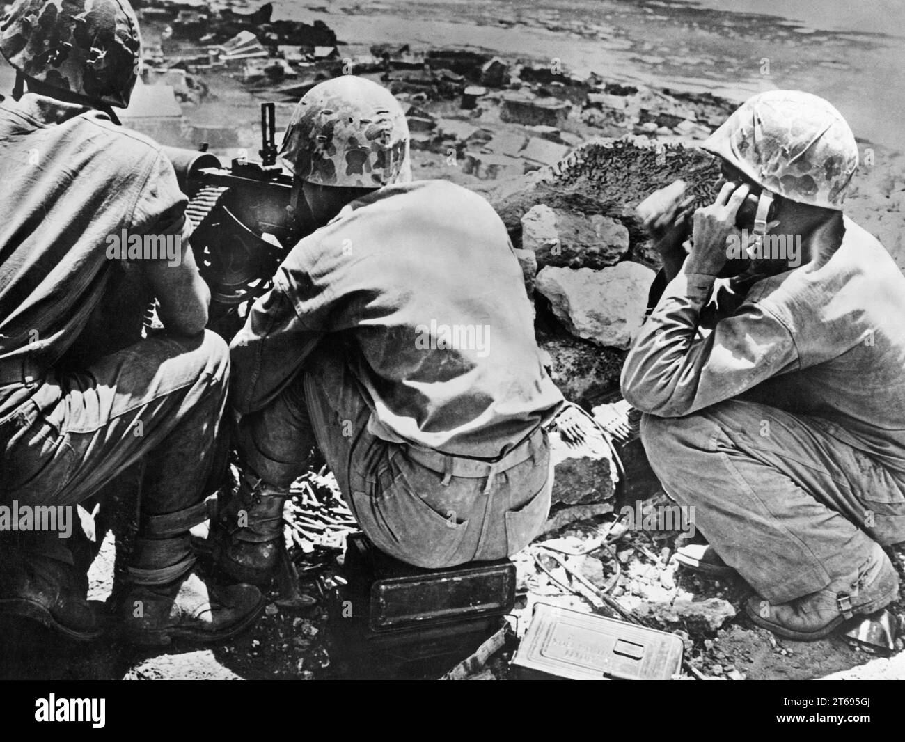 American soldiers with a machine gun and an artillery observer on Okinawa. [automated translation] Stock Photo