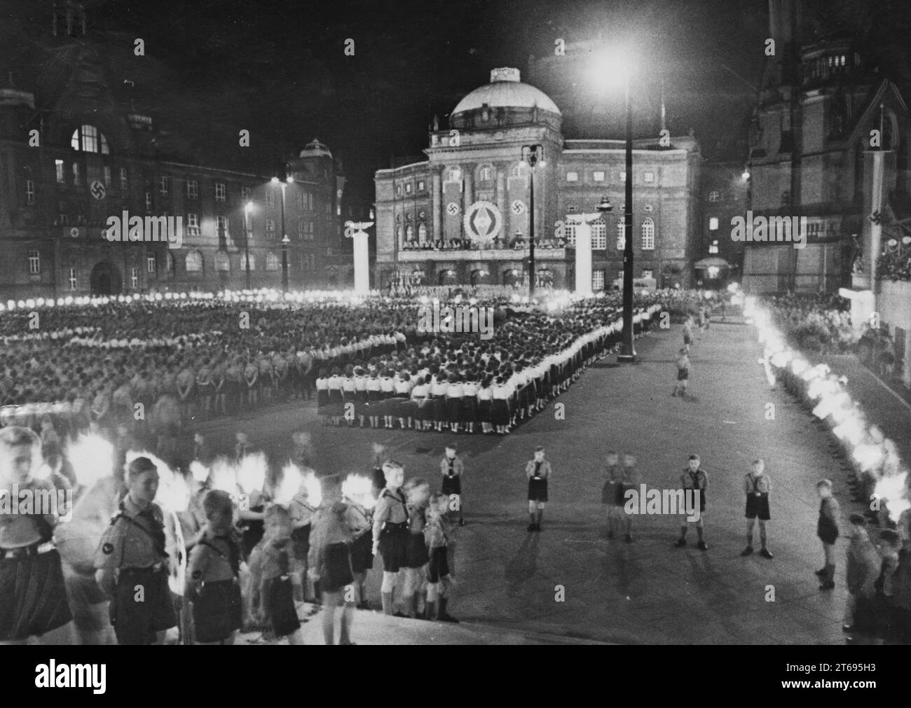 Members of the Hitler Youth and the Bund Deutscher Mädel at the evening ceremony marking the opening of the German Youth Championships on Adolf Hitler Square. Photo: Schulze [automated translation] Stock Photo