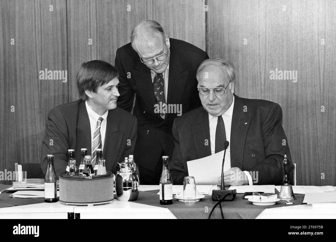Germany, Bonn, 03.05.1993 Archive: 40-10-21 CDU Federal Executive Committee Meeting Photo: CDU Federal Chairman Helmut Kohl talking with Peter Hintze, CDU Secretary General and Ottfried Hennig (center), CDU State Chairman of Schleswig-Holstein [automated translation] Stock Photo
