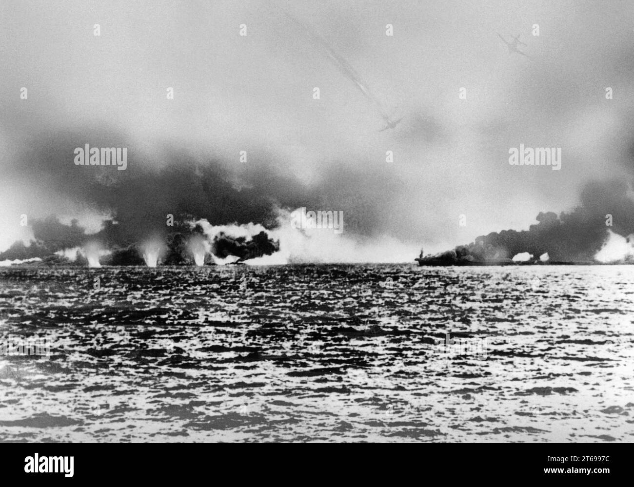 Japanese kamikaze planes attack the American aircraft carrier USS Swanny during the 2nd naval battle for the Philippines. [automated translation] Stock Photo