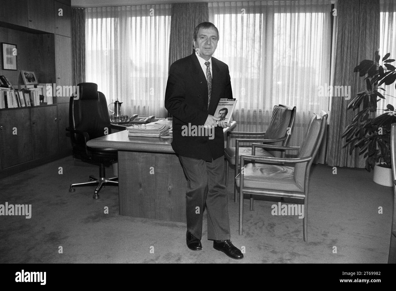 Germany, Bonn 10.03.1993 Archive: 39-37-15 Photo: Klaus Toepfer, Federal Minister for the Environment in his office [automated translation] Stock Photo