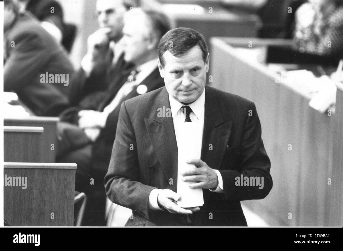 Chairman of the Stolpe Investigation Committee, Lothar Bisky (PDS) after the statement in which he justified the end of his work in the Stolpe Committee. Stasi. State Security. Landtag. DDR Aufarbeitung Wende Photo: MAZ/Michael Hübner, 24.03.1994 [automated translation] Stock Photo