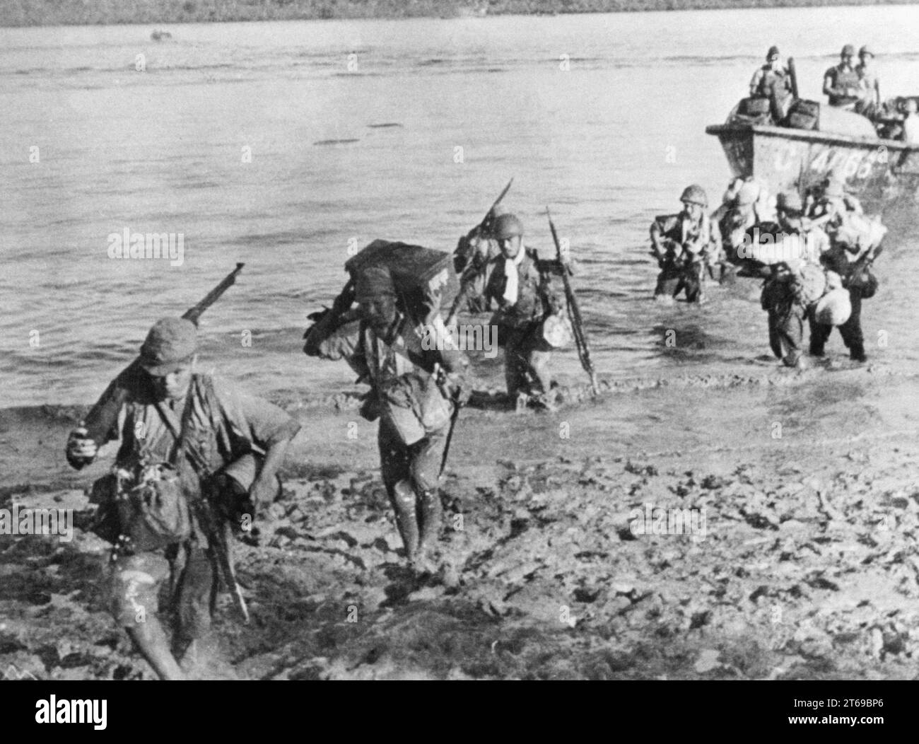 Japanese infantry landing on Java / Dutch India / Indonesia. [automated translation] Stock Photo