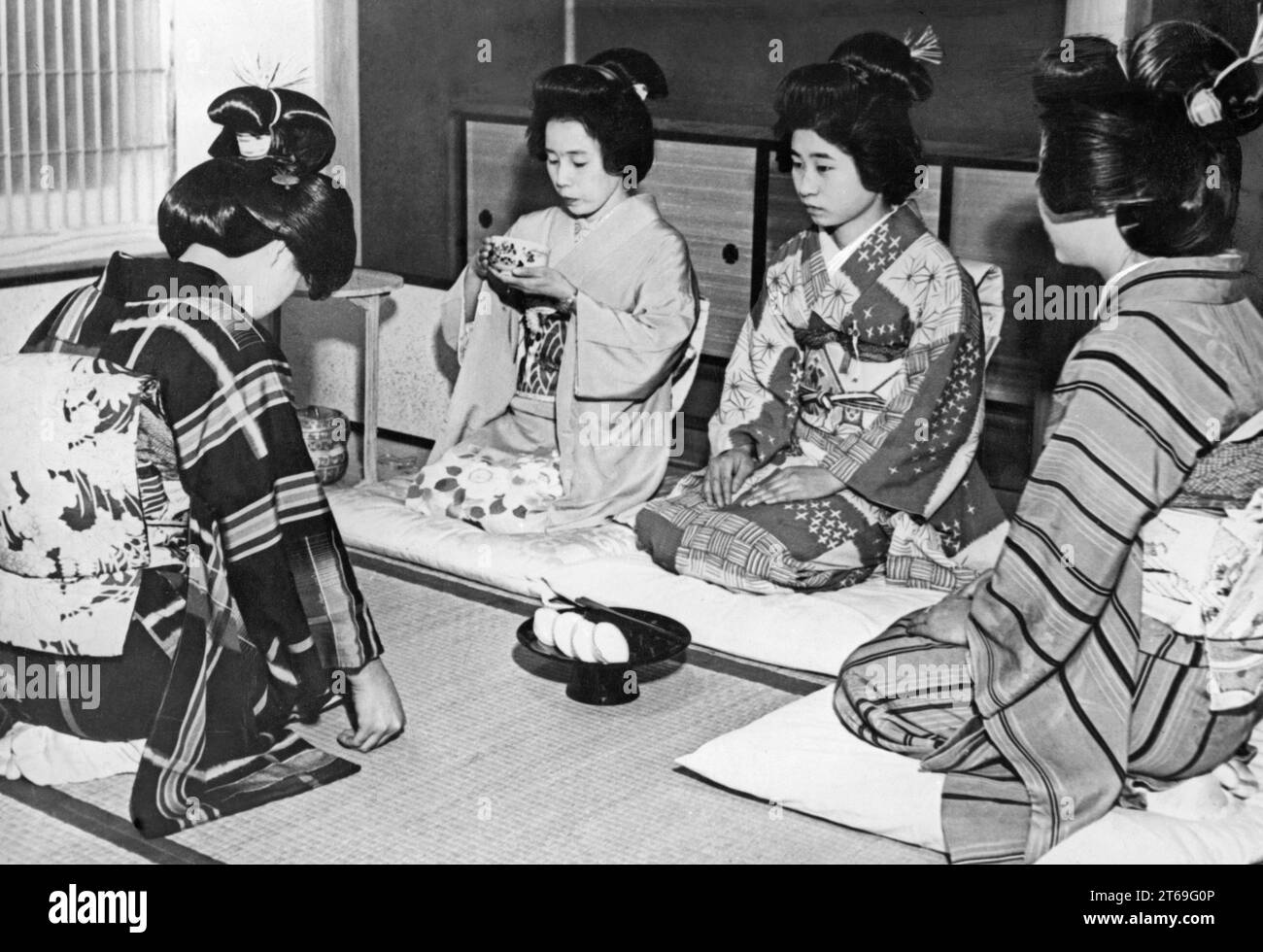 Geishas at the tea ceremony. [automated translation] Stock Photo Alamy