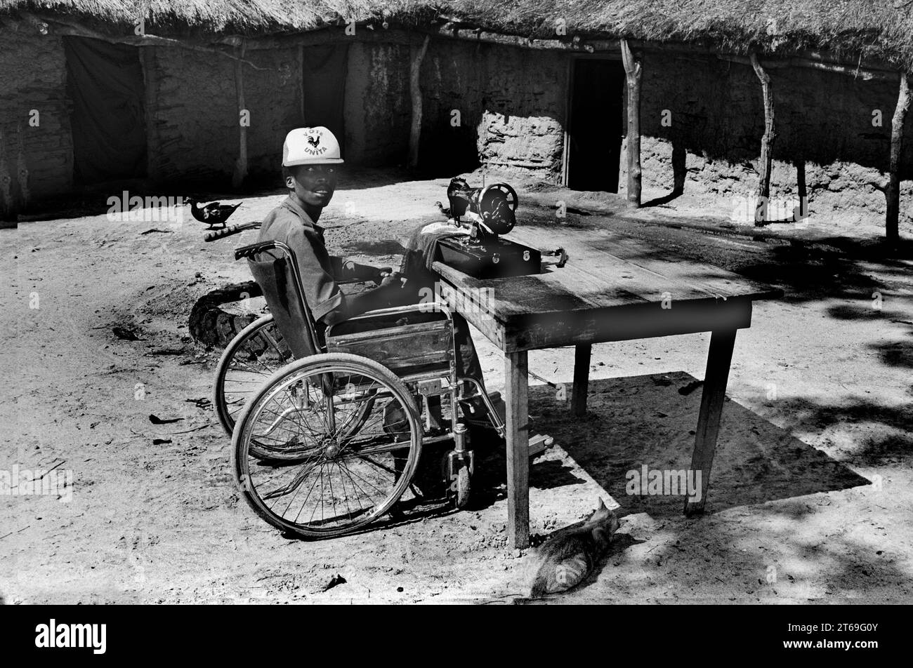 Angola, South Angola 26.02.1993 Archive No.: 39-31-02 Photo: War invalids doing sewing work [automated translation] Stock Photo