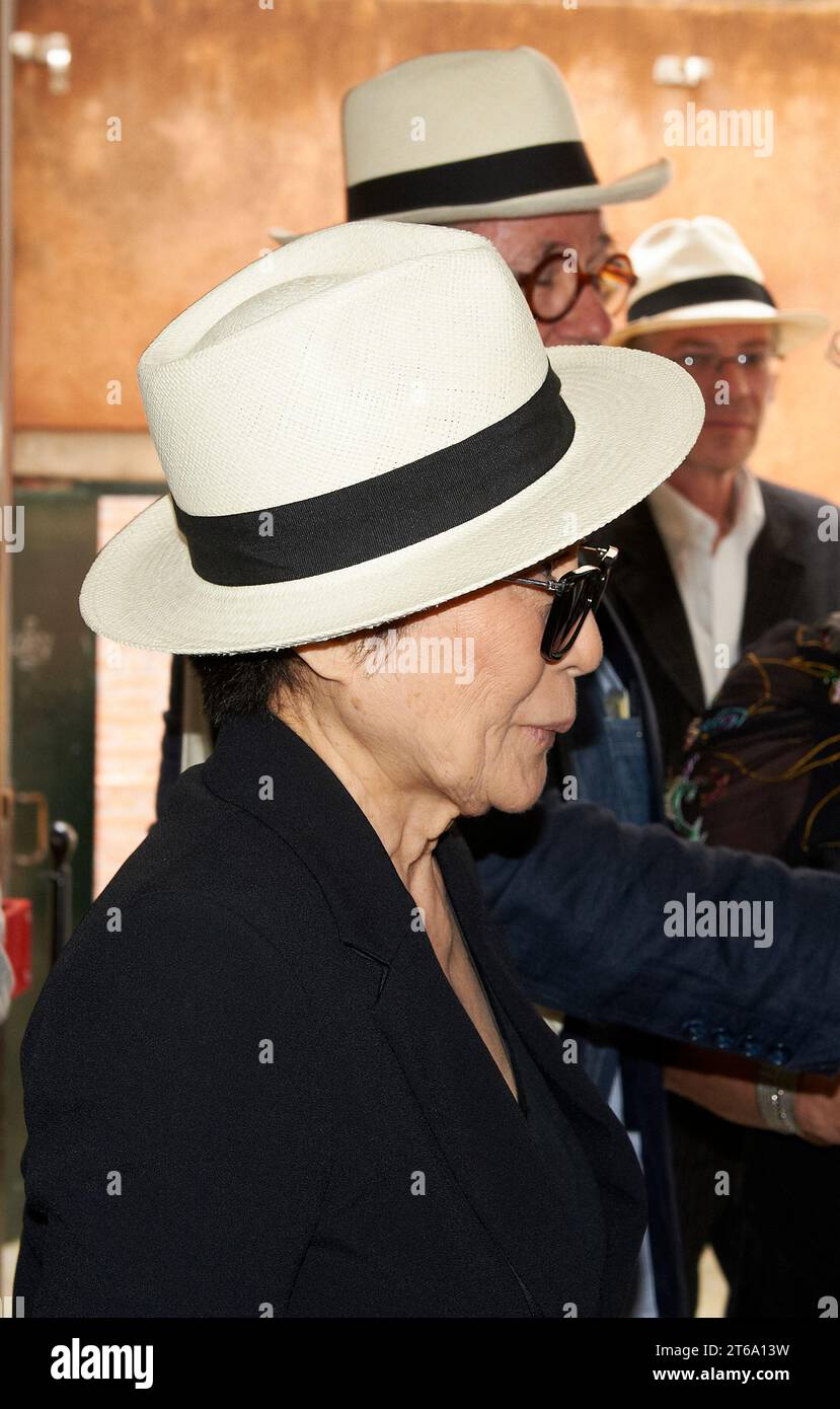 Yoko Ono fotografata  a Venezia nel 2013 in occasione di un evento artistico Stock Photo
