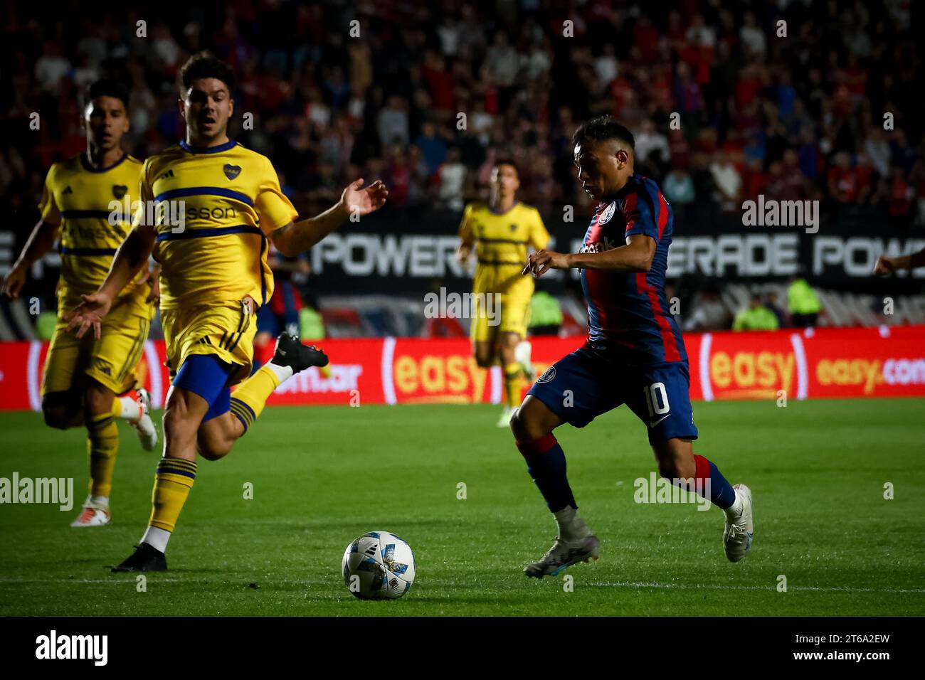 Buenos Aires, Argentina. 08th Nov, 2023. Nahuel Barrios of San Lorenzo (R) seen in action during the match between San Lorenzo de Almagro and Boja Juniors as part of Copa de la Liga - Fecha 12- Zona B at Estadio Pedro Bidegain, in Buenos Aires. Final Score: San Lorenzo 1 : 1 Boca Juniors. (Photo by Roberto Tuero/SOPA Images/Sipa USA) Credit: Sipa USA/Alamy Live News Stock Photo