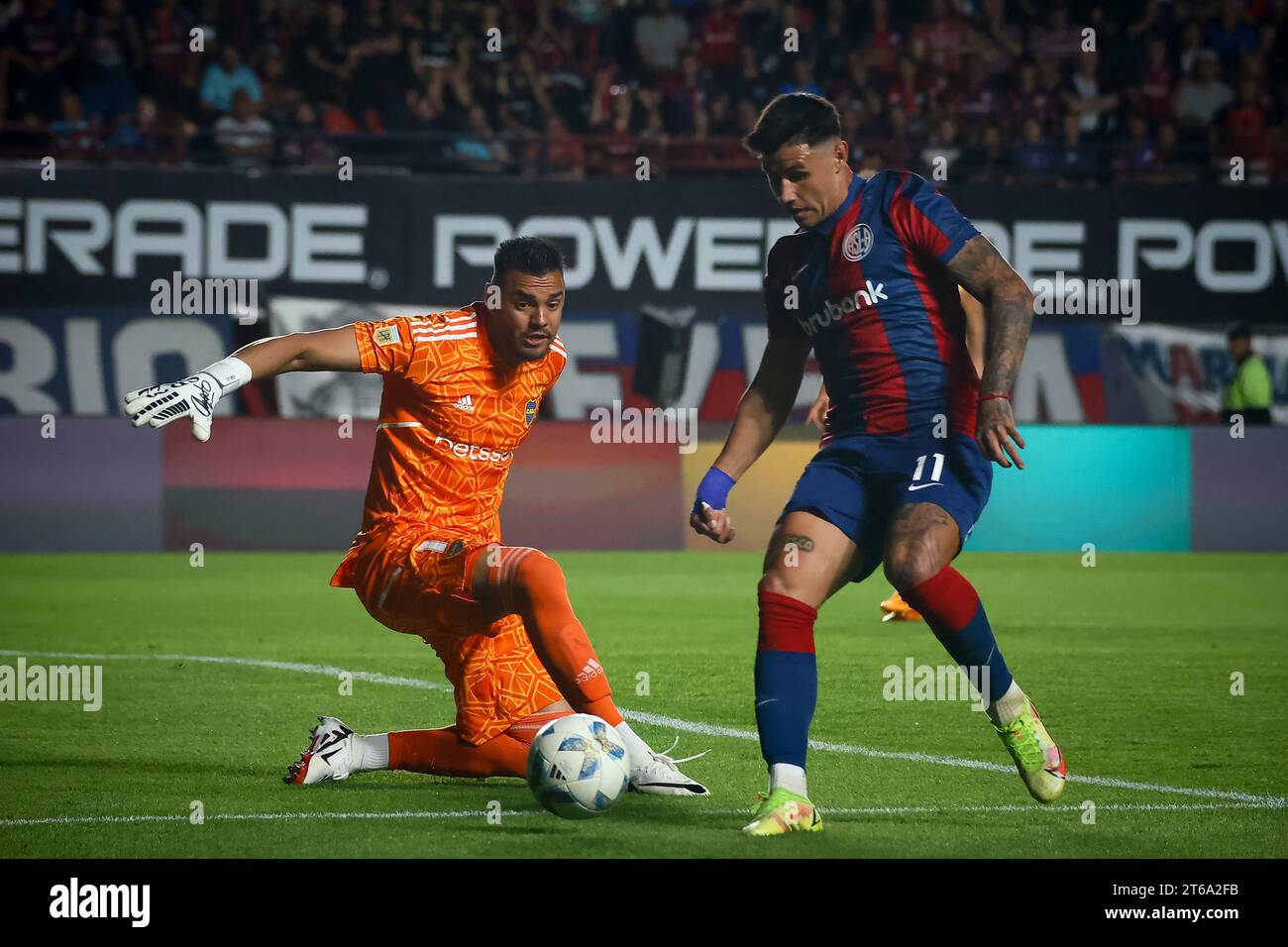 Buenos Aires, Argentina. 08th Nov, 2023. Sergio Romero of Boca Juniors (L) and Adam Bareiro of San Lorenzo (R) seen in action during the match between San Lorenzo de Almagro and Boja Juniors as part of Copa de la Liga - Fecha 12- Zona B at Estadio Pedro Bidegain. Final Score: San Lorenzo 1 : 1 Boca Juniors. (Photo by Roberto Tuero/SOPA Images/Sipa USA) Credit: Sipa USA/Alamy Live News Stock Photo