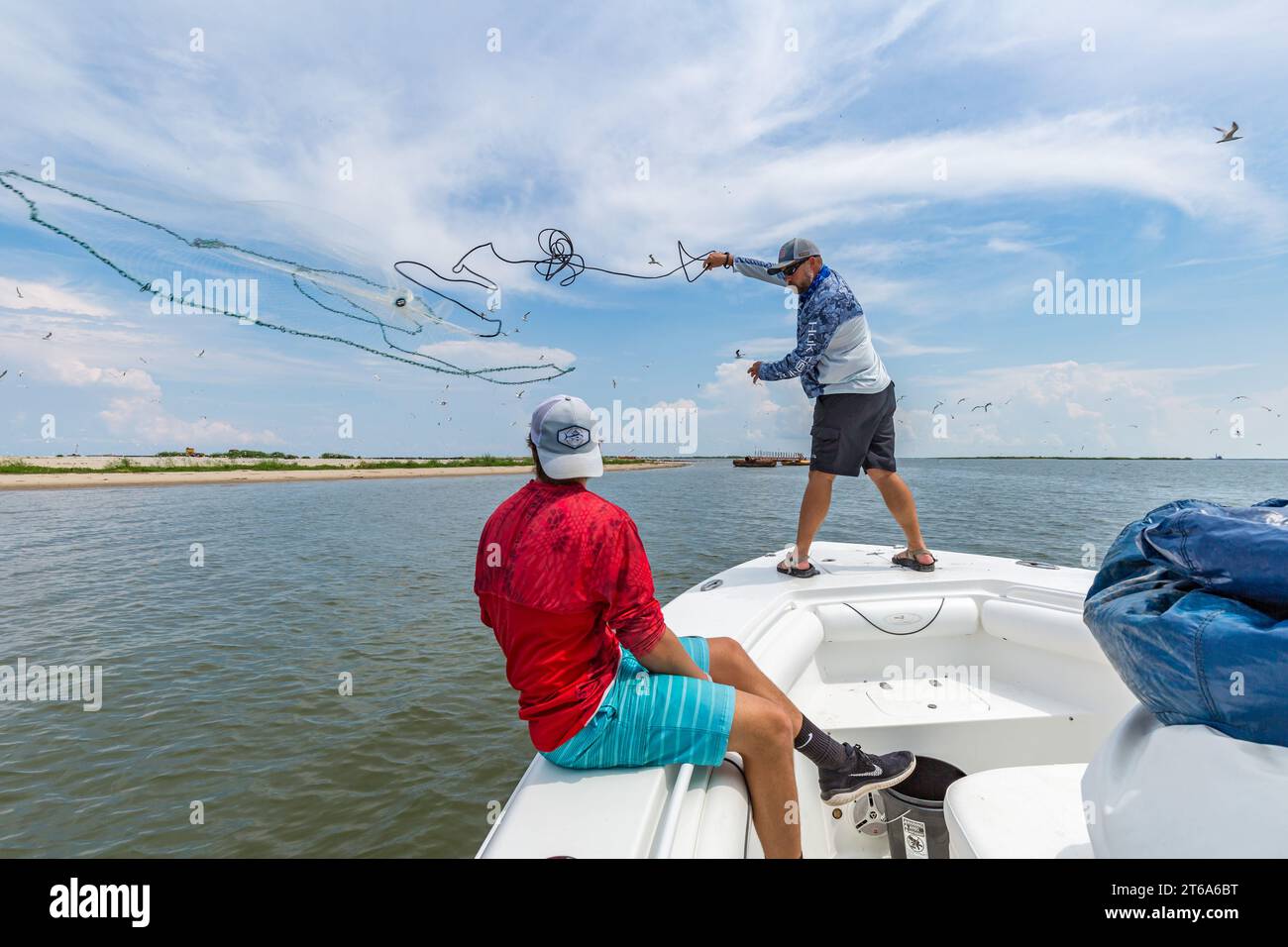Fisherman throwing net catch fish hi-res stock photography and images -  Alamy