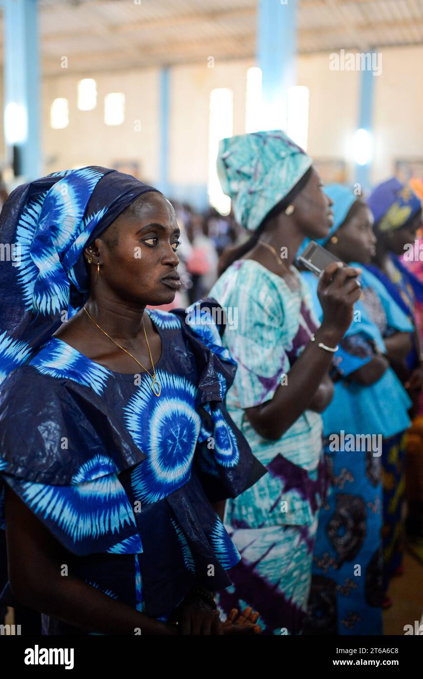 SENEGAL, Thies, mass in catholic church in village in Pandienou- Léhar, women in colorful dress and headscarf Stock Photo