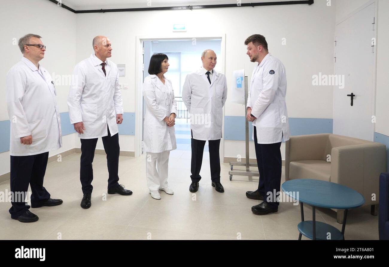 Moscow, Russia. 08th Nov, 2023. Russian President Vladimir Putin, 2nd right, wearing a lab coat, tours advanced medical facilities of the Dmitry Rogachev National Research Center of Pediatric Hematology, Oncology and Immunology, November 8, 2023 outside Moscow, Russia. Standing from left: Chief Physician Dmitry Litvinov, Deputy Healthcare Minister Viktor Fisenko, Director-General Galina Novichkova, and President Vladimir Putin. Credit: Gavriil Grigorov/Kremlin Pool/Alamy Live News Stock Photo