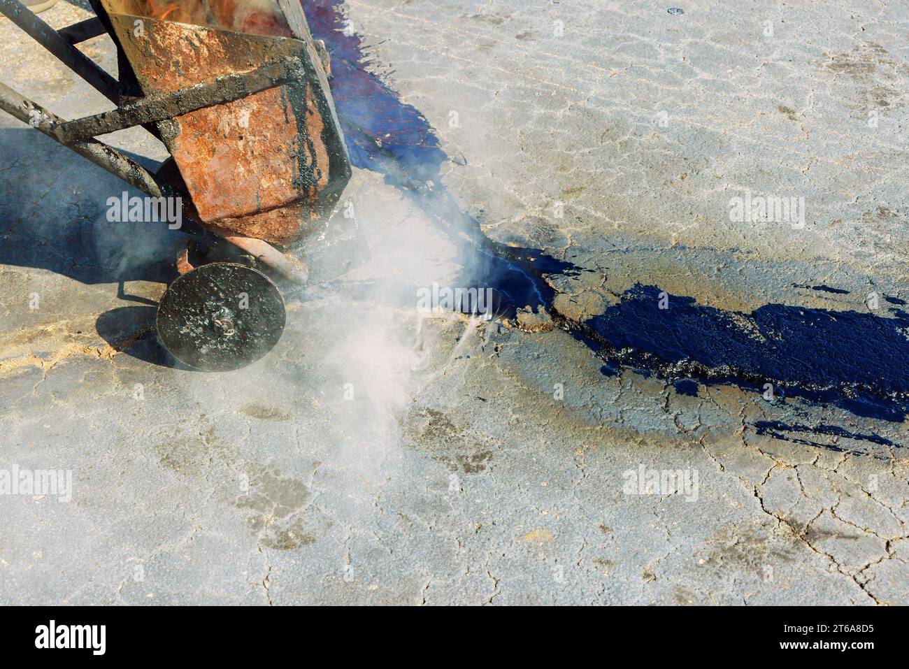 Joint seal filler liquid to repair cracks in asphalt with bitumen