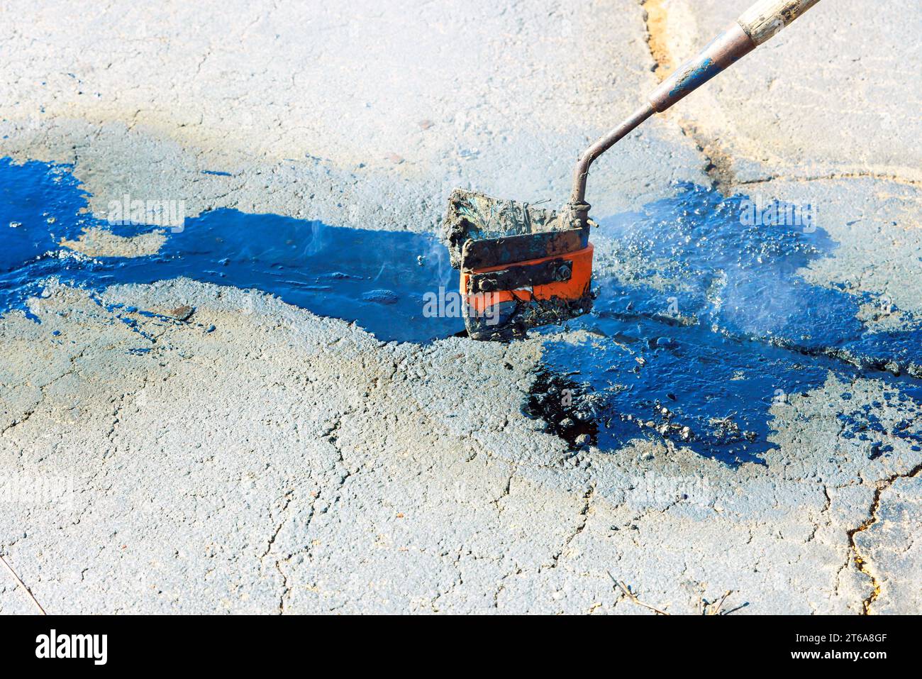 Joint seal filler for cracks in asphalt to be repaired using bitumen