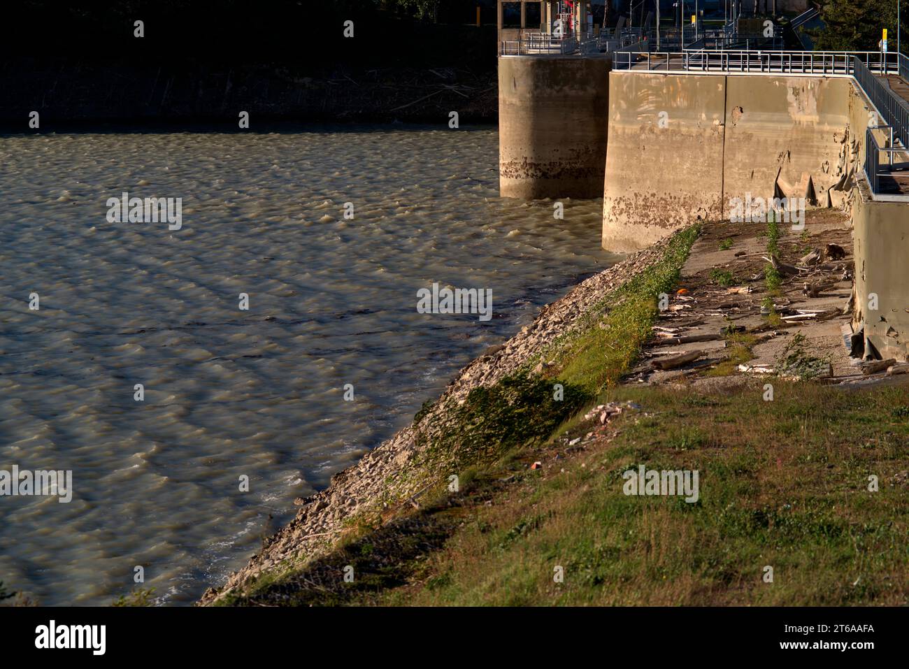 l'acqua della diga di Mercatale increspata dal vento nella luce del pomeriggio Stock Photo