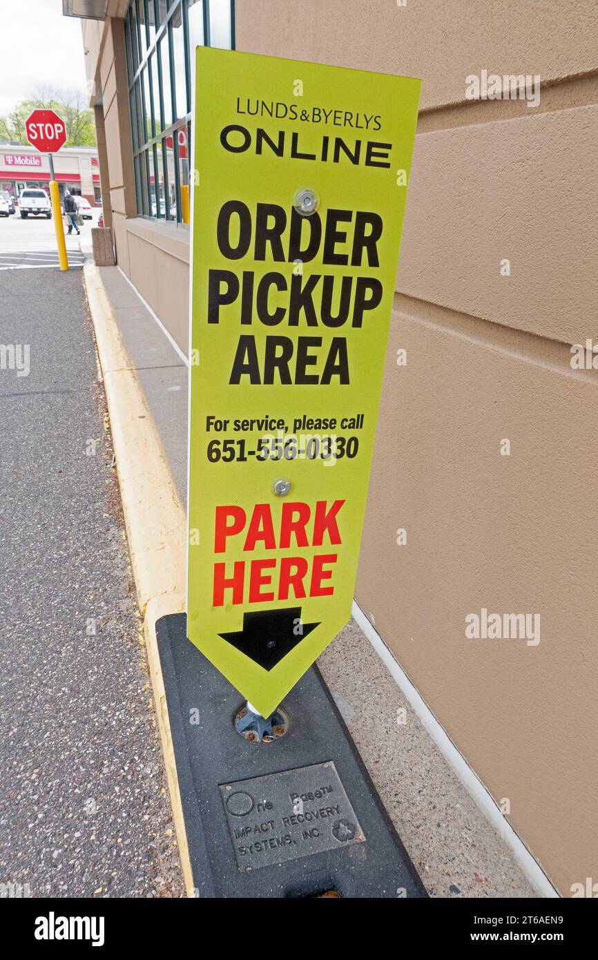 Lunds & Byerlys online grocery order outdoor pickup area. St Paul Minnesota MN USA Stock Photo