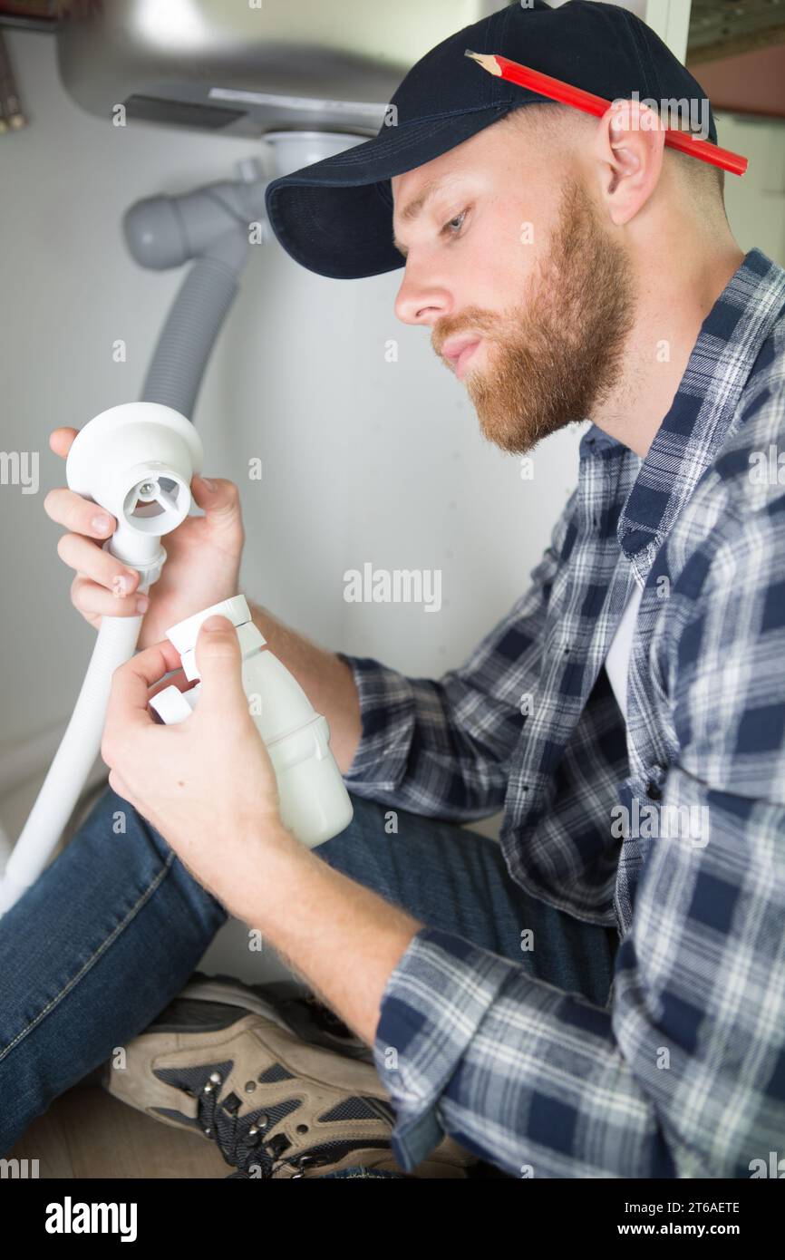 Fixing leaking pipes hires stock photography and images Alamy