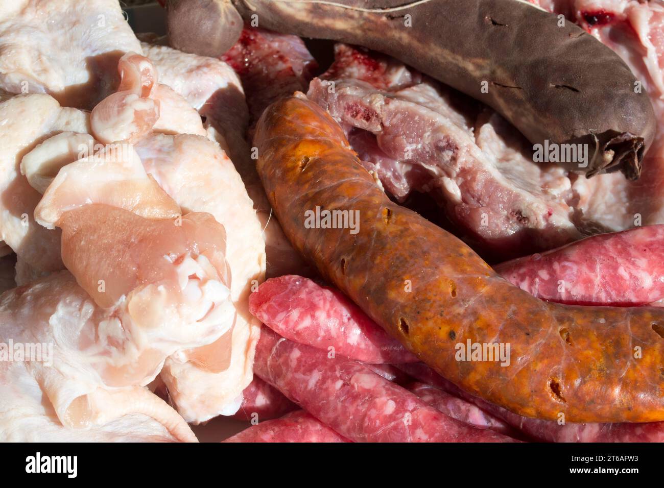 Salchichas, chorizo, alas de pollo, panceta, morcilla. Carne para barbacoa Stock Photo