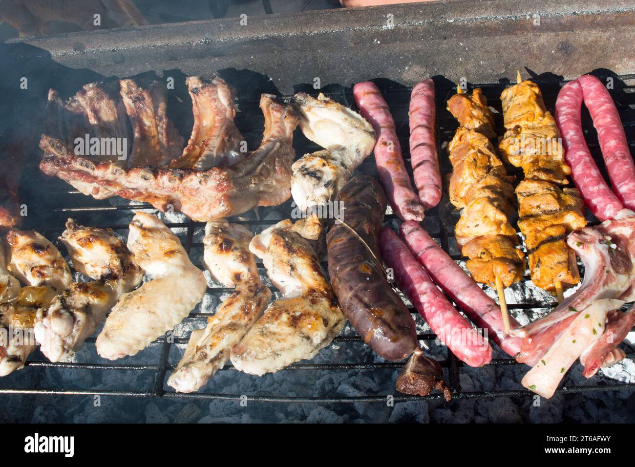Carne en la barbacoa, salchichas, pinchos, alitas, chuletas Stock Photo