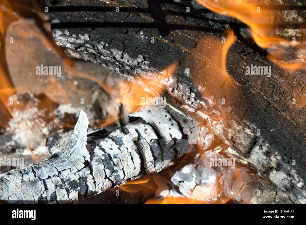 Leña ardiendo en la barbacoa Stock Photo