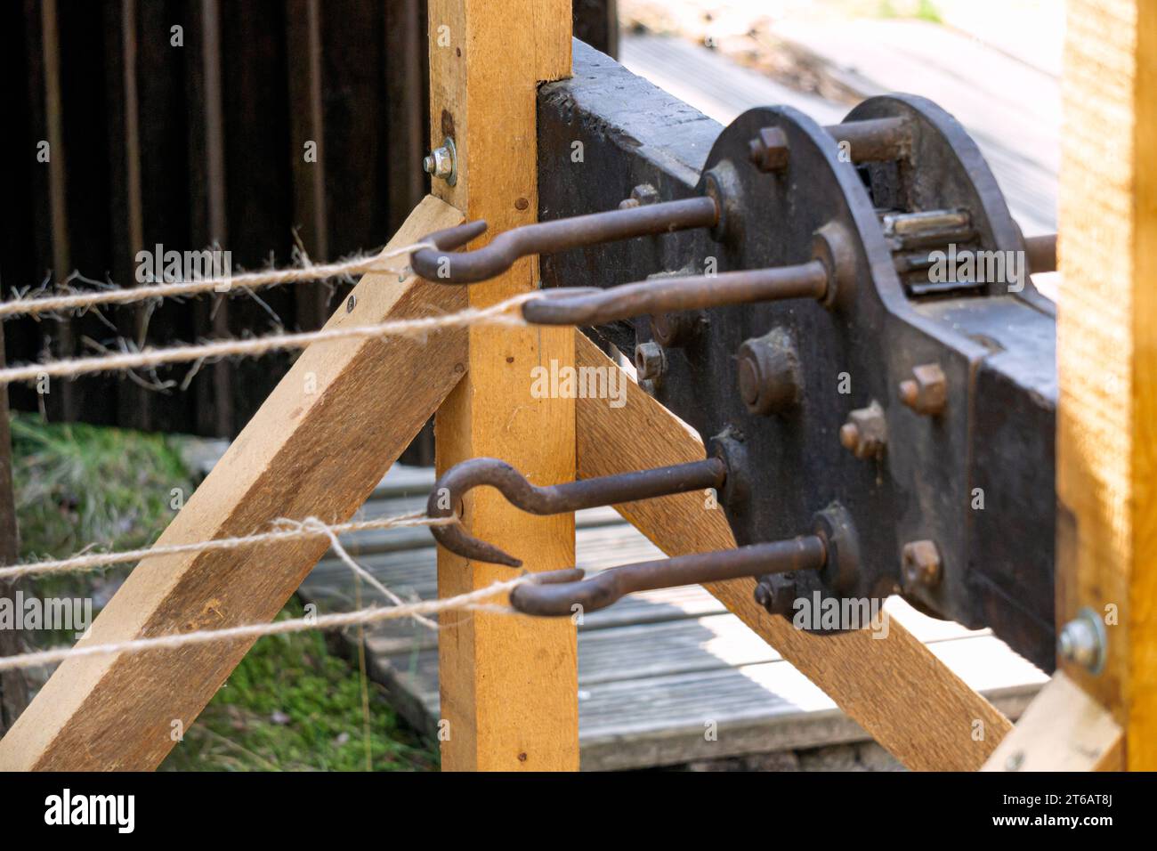 Machine With 2 Ropes Wooden weaving machine hi-res stock photography and images - Alamy