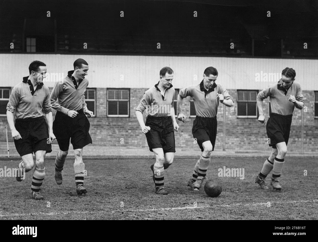 Wolverhamton Wanderers footballers Stan Cullis with Billy Morris, Tommy Galley, Joe Gardiner and Frank Taylor. Stock Photo