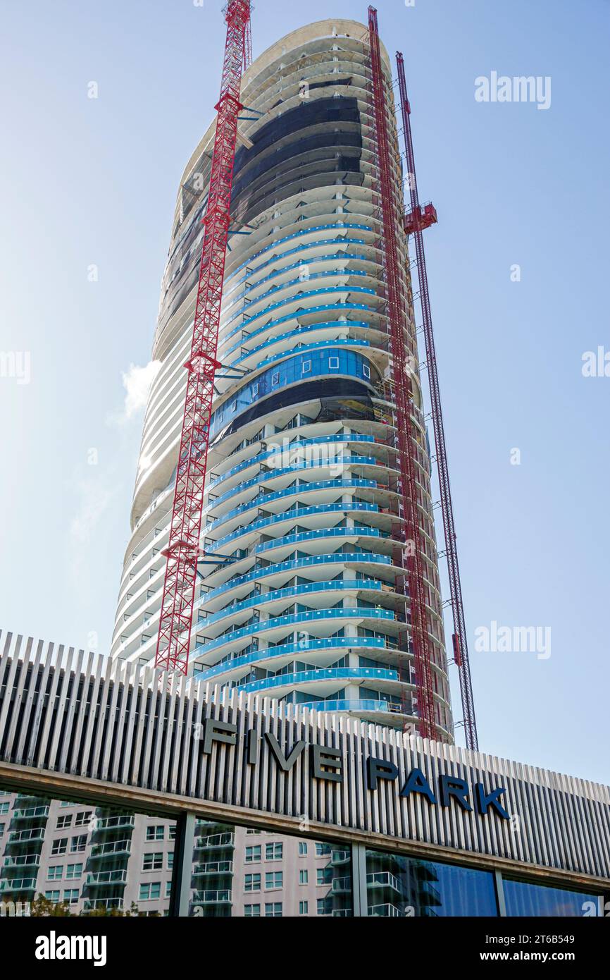 Five park high rise condominium building hi-res stock photography and ... - Condominium High Rise Builders